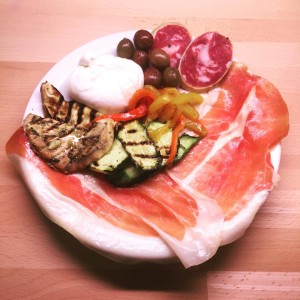 Misto della Braceria verdure grigliate con olive Greche Salame di Cinghiale Culatello Dop San Daniele e Burrata Pugliese