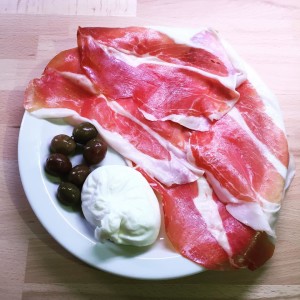 Culatello Dop di San Daniele con olive Greche e Burrata Pugliese